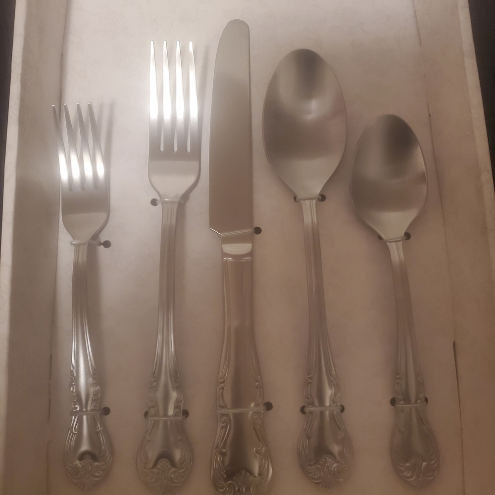 The Pioneer Woman Silver Flatware Set